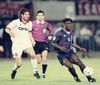 Crăciunescu, în plină acțiune la finala CL 1995. Urmărea un duel faimos: Seedorf (dreapta) - Boban Foto: Imago
