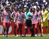 Istvan Kovacs, după ce l-a eliminat pe Lenglet (stânga) pentru două cartonașe galbene Foto: Imago
