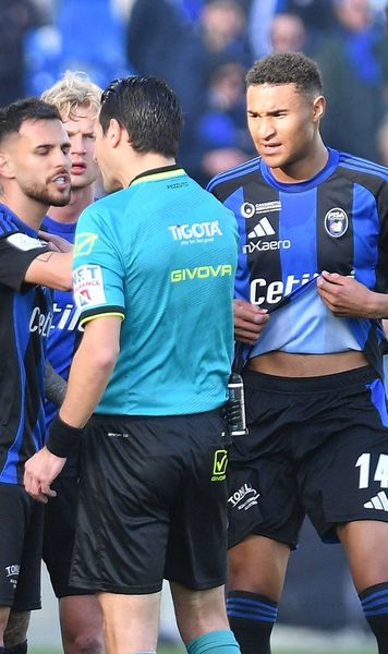Zi nefastă pentru stranieri Sava a făcut penalty în meciul cu Roma » Marius Marin a luat „roșu” contra Salernitanei în minutul 14