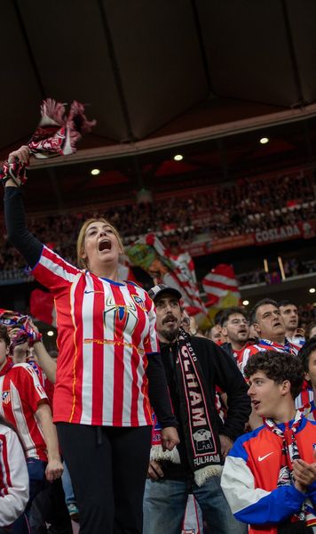 I-a fermecat pe rivali Fanii lui Atletico Madrid s-au ridicat de pe scaune și i-au scandat numele unui jucător de la FC Barcelona