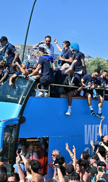 Nebunie pe străzile din Napoli FOTO: Peste 200.000 de oameni au sărbătorit al patrulea scudetto