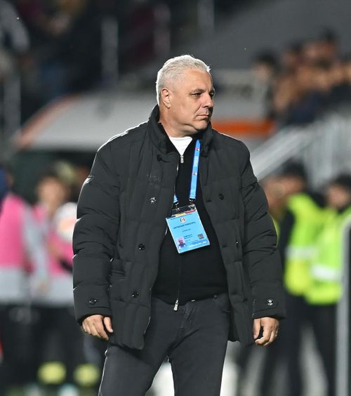 Șumudică, probleme cu tensiunea   Tehnicianul de la Rapid   nu s-a prezentat  la flash-interviu: „Se simte rău ca urmare a acelor scandări ale fanilor”