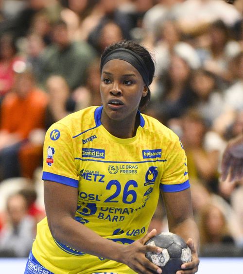 Transfer de marcă la Rapid    Stelvia Pascoal   este noul inter stânga din Giulești » CV impresionant al handbalistei