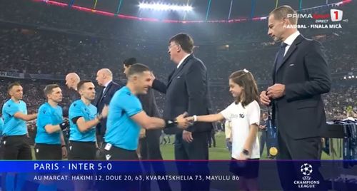 Momentul în care Istvan Kovacs primește medalia pentru finala Ligii Campionilor. Foto - captură Prima Sport (3).jpg