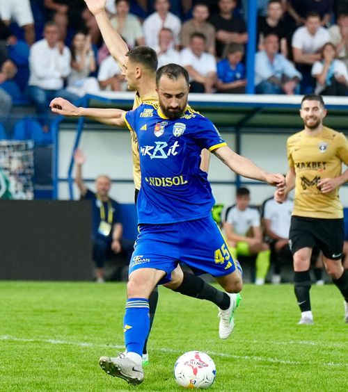 Dezlănțuit    FOTO.  Mihalcea a erupt pe bancă după ce a văzut reluările cu   golul anulat al Sloboziei!  VAR a analizat faza peste 4 minute!