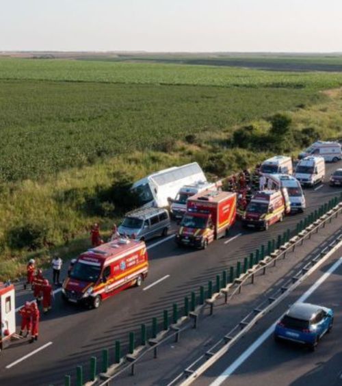 Accident grav pe A2  Imagini înfiorătoare » Autocarul unei echipe de baschet de juniori din Oradea   s-a răsturnat!  O persoană a decedat, mai mulți copii răniți