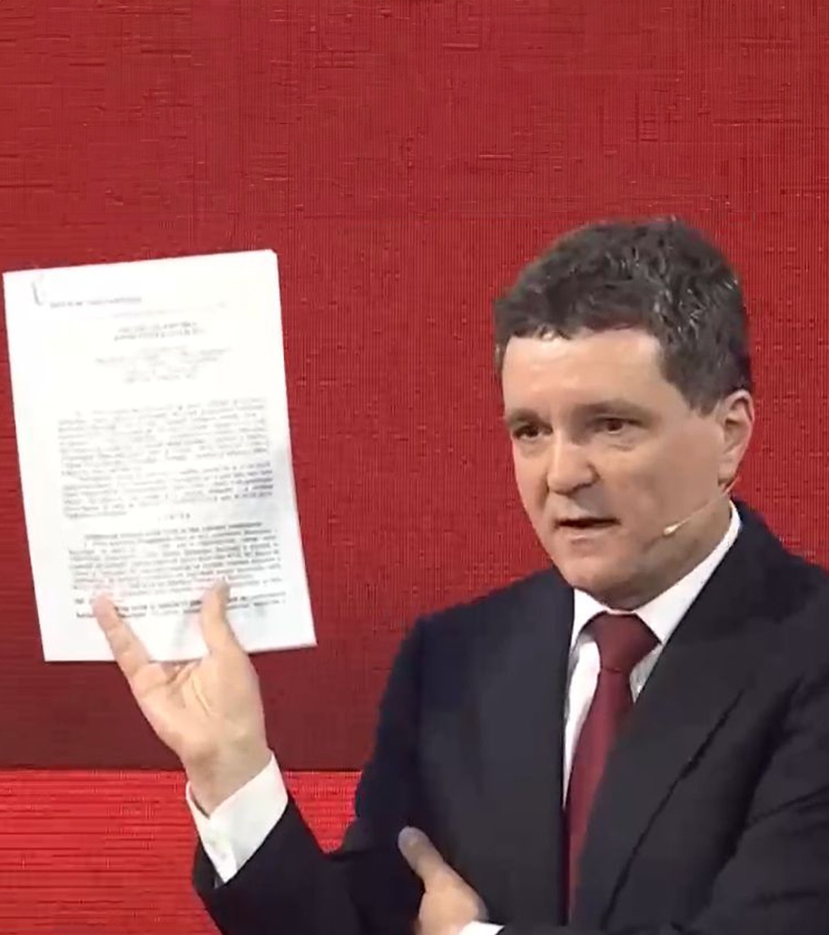Nicușor Dan vs. Crin Antonescu  Scandal la a treia   dezbatere prezidențială  pe tema sportului! Un al treilea candidat s-a ridicat pentru a-i opri! Cui i-a tăiat Mihai Gâdea microfonul