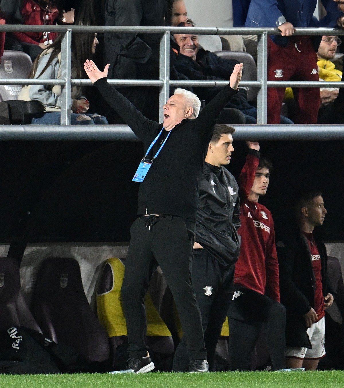 Șumudică, derapaj grosolan  Antrenorul a înjurat un angajat al clubului Rapid:   „Mă ocup eu de voi , unul câte unul!” » GOLAZO.ro a obținut reacția oficialului