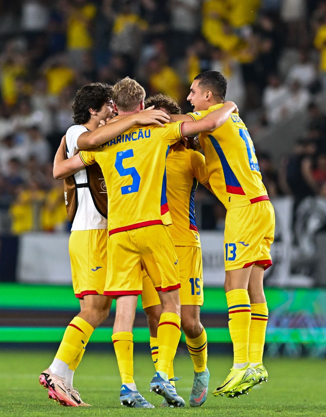  „Să continue și cu Olanda”  Ce le-a spus Mircea Lucescu „tricolorilor”, în vestiar, după ce   România U19  s-a calificat în semifinalele EURO